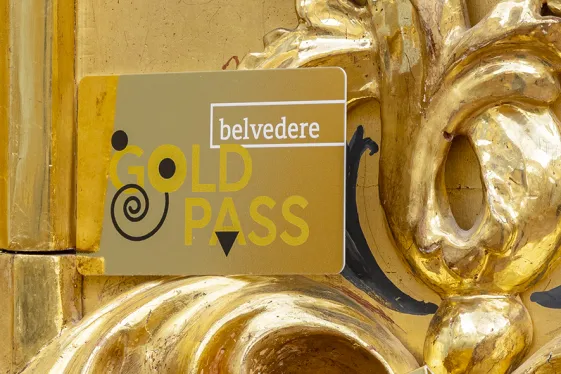 Gold Pass mit Goldstuck im Hintergrund