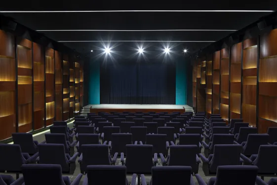 Blickle Kino Innenansicht mit Kinosesseln, Leinwand und Scheinwerfen