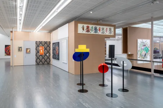 Ausstellungsansicht "STELLPROBE. Sammlungszugänge der letzten Dekade in einem Display von Heimo Zobernig"
