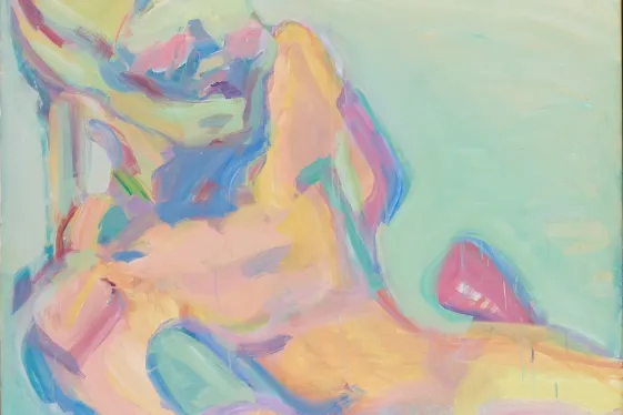 Abstraktes Gemälde einer liegenden Figur in rosa, gelb, blau und türkisfarbenen Pastellfarben, der Hintergrund ist nahezu leer