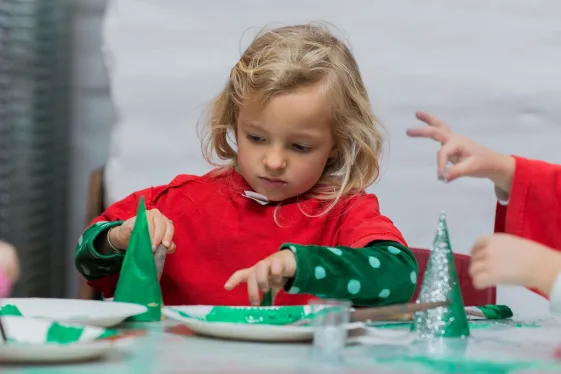Kinder bei einem Workshop im Museum