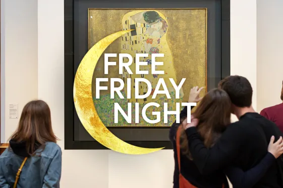 Ansicht eines Ausstellungsraums mit dem Gemälde der Kuss von Gustav Klimt. Leute betrachten das Bild. Eine goldene Mondsichel und der Schriftzug Free Friday Night sind vor das Gemälde gesetzt.