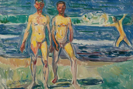 Zwei nackte Männer stehen nebeneinander am Strand