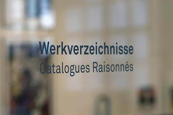 Schriftzug Werkverzeichnisse auf einer Glastüre