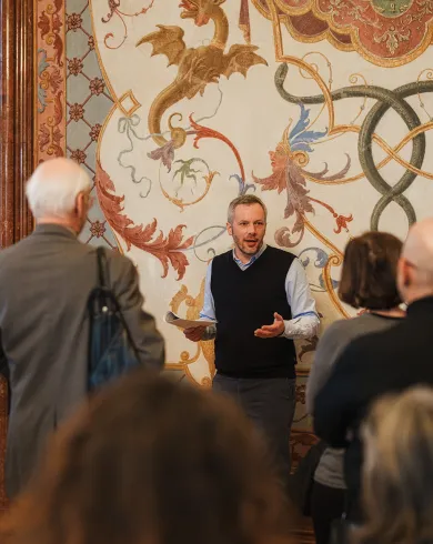 Kurator führt durch die Räume des Belvedere