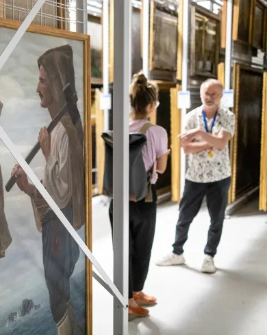 Ein Mitarbeiter im Belvedere Depot