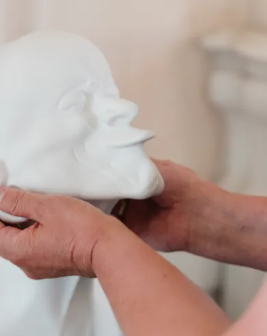 Hände berühren Messerschmidt Kopf