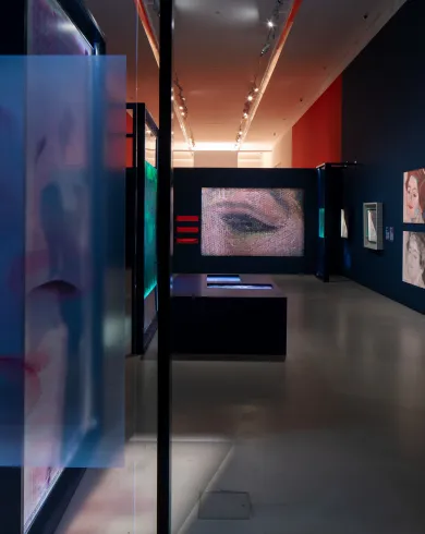 Ausstellungsansicht. Originale Gemälde sind wissenschaftlichen Untersuchungsmaterialien wie Röntgenaufnahmen gegenübergestellt.