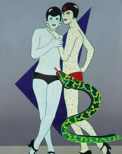 Zwei weibliche Figuren im Pop-Art-Stil vor einem blauen Dreieck aneinanderstehend, im Vordergrund schlängelt sich eine grüne Schlange