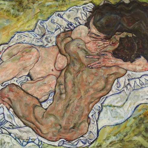 Ein nackter Mann und eine nackte Frau, eng umschlungen, auf einem weißen Laken liegend.