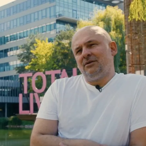 Der Künstler Marko Lulić vor seiner Installation "Total Living"