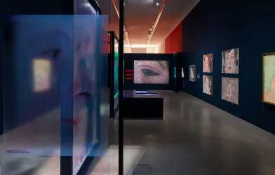 Ausstellungsansicht. Originale Gemälde sind wissenschaftlichen Untersuchungsmaterialien wie Röntgenaufnahmen gegenübergestellt.