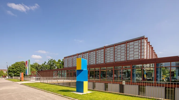 Skulptur aus geometrischen Quadern in den Grundfarben rot, blau und gelb