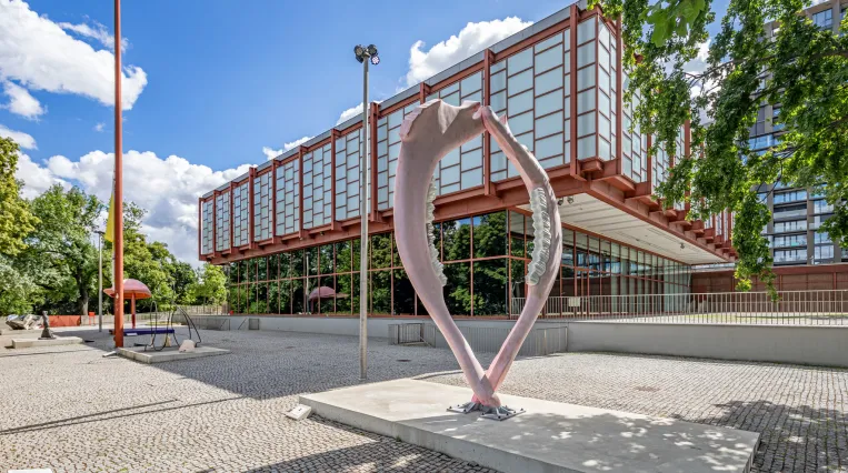 Skulptur Chará der Künstlerin Kris Lemsalu