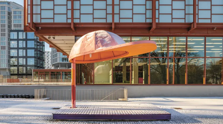 Skulptur einer überdimensionalen rosafarbenen Baseball-Kappe