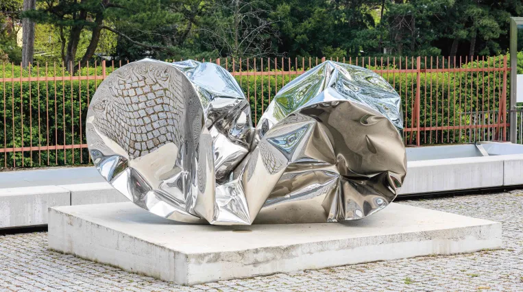 Spiegelnde Metallplastik von Hans Kuppelwieser