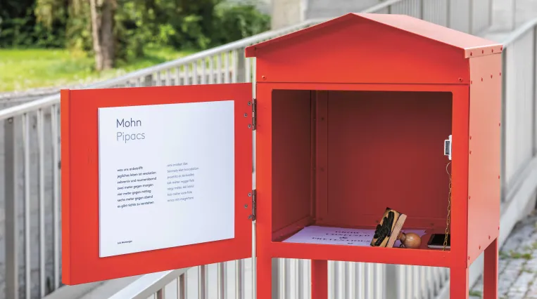 Rot lackiertes Wegrandhaus von Lois Weinberger