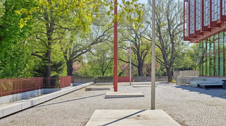 Plattformen aus Beton von Heimo Zobernig, 2013