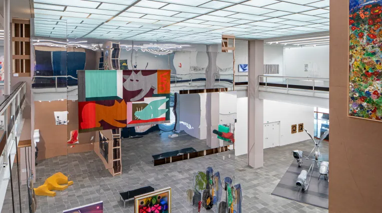 Ausstellungsansicht "STELLPROBE. Sammlungszugänge der letzten Dekade in einem Display von Heimo Zobernig"