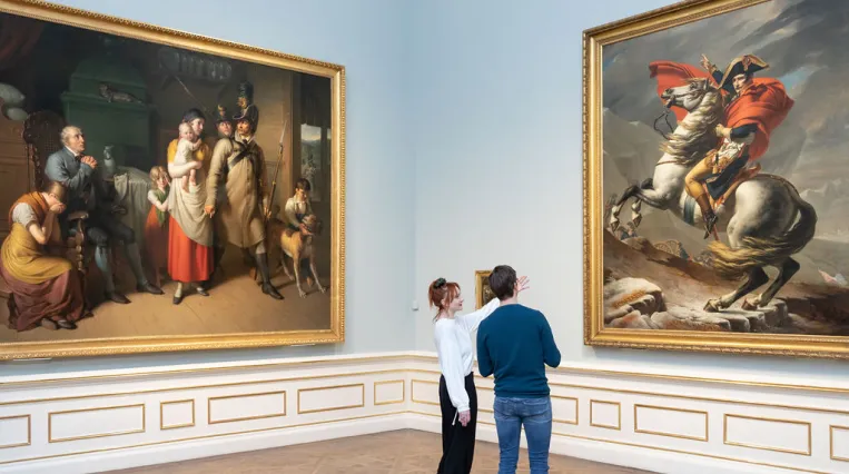 Personen bei einem Rundgang im Museum