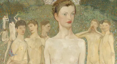 Nacktes junges Mädchen auf einer grünen Wiese, im Hintergrund nackte junge Männer