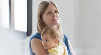 Person mit Kind im Museum