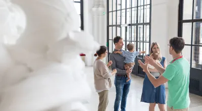 Person mit Kind im Museum