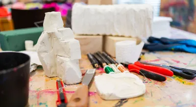 Arbeitsutensilien auf dem Tisch bei einem Kreativworkshop