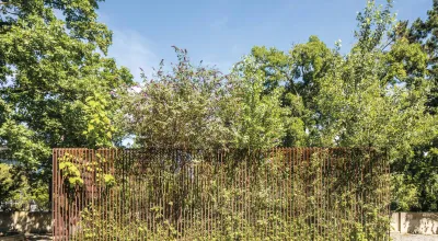 Pflanzenkäfig von Lois Weinberger