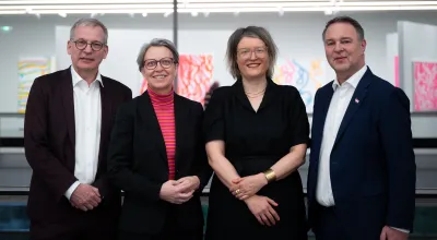 Wolfgang Bergmann (wirtschaftlicher Geschäftsführer Belvedere), Theresia Niedermüller (Leiterin der Kunst- und Kultursektion sowie Mitglied der Findungskommission), Nina Zimmer (designierte Generaldirektorin Belvedere), Kulturminister Andreas Babler. (Location: Belvedere 21 / Ausstellung „Sue Williams. WHAT NOW“), Foto: BMWKMS/HBF/PUSCH