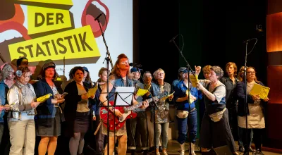 Chor der Statistik mit Bernadette La Hengst im Belvedere 21 