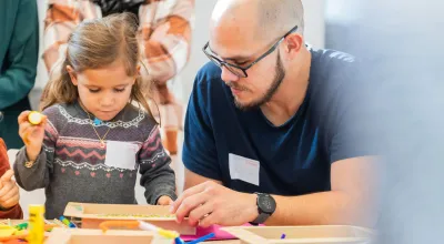 Kind und erwachsene Person bei einem Workshop im Museum