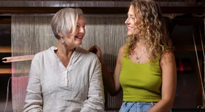 Foto von Celina und Beate von Harte in ihrem Atelier