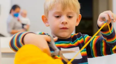 Kinder bei einem Workshop im Museum