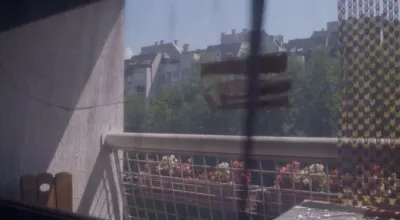 Blick auf einen Balkon ins Freie