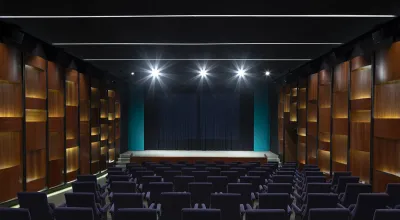 Blickle Kino Innenansicht mit Kinosesseln, Leinwand und Scheinwerfen