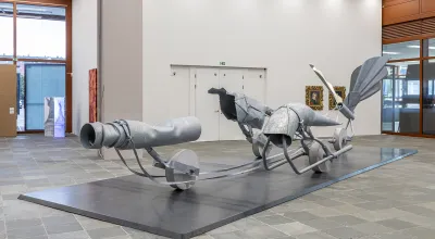 Skulptur von Toni Schmale, gefährt*innen