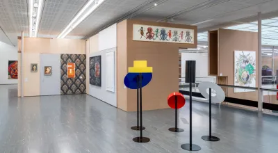Ausstellungsansicht "STELLPROBE. Sammlungszugänge der letzten Dekade in einem Display von Heimo Zobernig"