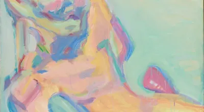 Abstraktes Gemälde einer liegenden Figur in rosa, gelb, blau und türkisfarbenen Pastellfarben, der Hintergrund ist nahezu leer