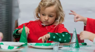 Kinder bei einem Workshop im Museum