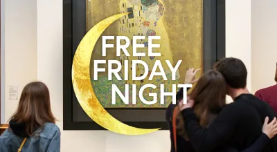 Ansicht eines Ausstellungsraums mit dem Gemälde der Kuss von Gustav Klimt. Leute betrachten das Bild. Eine goldene Mondsichel und der Schriftzug Free Friday Night sind vor das Gemälde gesetzt.