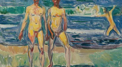 Zwei nackte Männer stehen nebeneinander am Strand