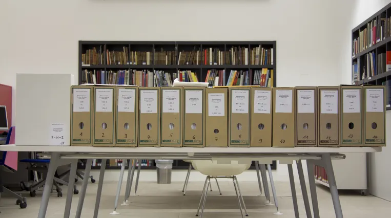 Nachlass, Aktenordner auf einem Tisch