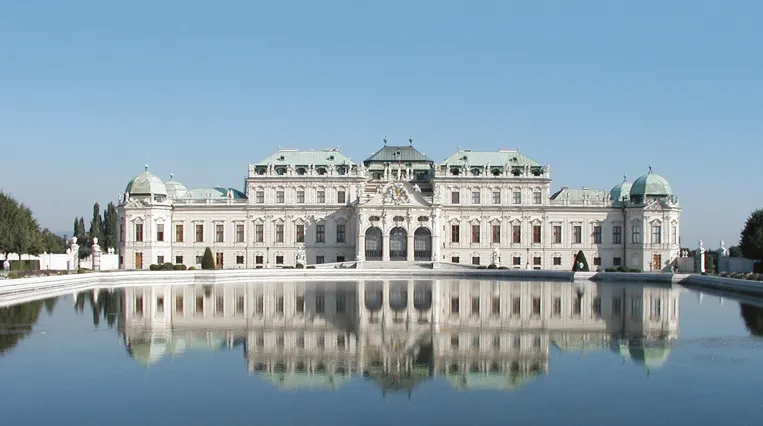 Schloss Belvedere und blauer Himmel spiegeln sich im Wasserbecken 