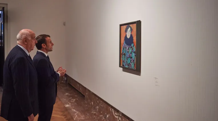 Französischer Staatspräsident Emmanuel Macron und Etienne Davignon, BOZAR vor dem Portrait Johanna Staude von Gustav Klimt