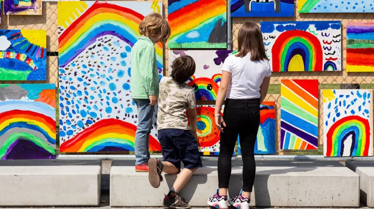 Kinder vor der Installationsansicht "Ugo Rondinone. your age and my age and the age of the rainbow" 