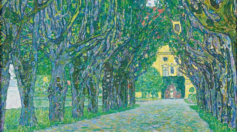 Allee von Bäumen die auf das Schloss Kammer zu läuft