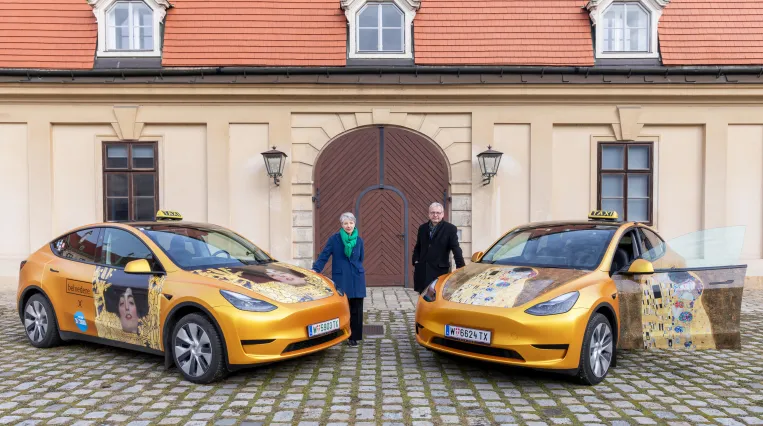 Generaldirektorin des Belvedere Stella Rollig (links im Bild) und Wolfgang Bergmann, Geschäftsführer des Belvedere (rechts im Bild) nehmen die goldenen Klimt-Taxis in Augenschein