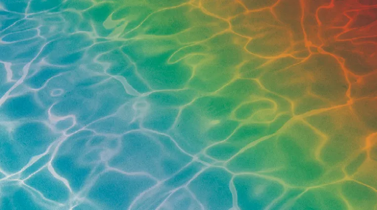 Wasseroberfläche in Regenbogenfarben