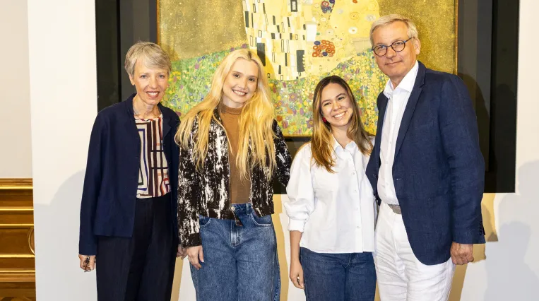 Belvedere Generaldirektorin Stella Rollig, Ana Beatriz, Leticia und Belvedere Geschäftsführer Wolfgang Bergmann vor Gustav Klimts "Kuss"